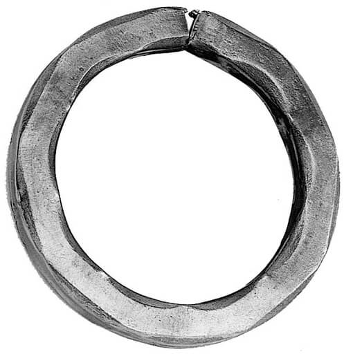 wrought-iron-ring-hammered-edge-main