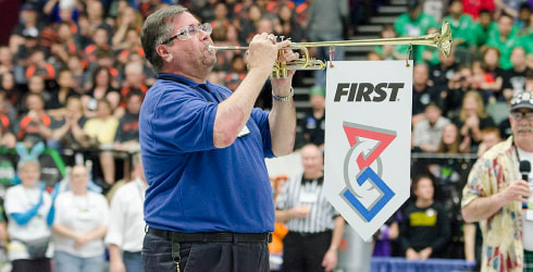Ref blowing a horn starting a BattleBots match