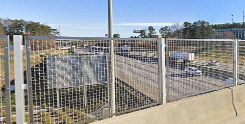 Wire mesh application in a wire fence